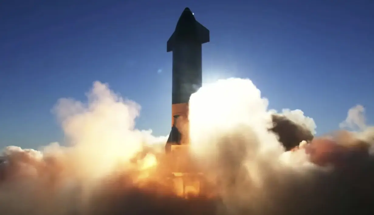 Dalam tangkapan layar dari video SpaceX menunjukkan prototipe roket Starship SN8 yang lepas landas selama uji coba peluncuran di fasilitas perusahaan di Boca, Chica, Texas pada Rabu (9/12/2020). Roket SpaceX meledak saat melakukan pendaratan usai menyelesaikan uji terbang. (SpaceX via AP)
