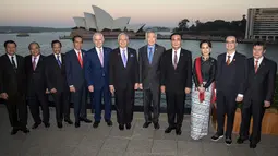 Perdana Menteri Australia, Malcolm (kelima kiri) berpose bersama Presiden Joko Widodo (Jokowi) serta pemimpin ASEAN lainnya pada jamuan makan malam disela kegiatan ASEAN-Australia Special Summit 2018 di Sydney, Sabtu (17/3). (ANDREW TAYLOR/ASEANINAUS/AFP)