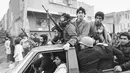 Kelompok bersenjata menaiki truk dekat markas besar Ayatollah Khomeini di Teheran, Iran, 12 Februari 1979. (AP Photo/Campion, File)