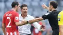 Pelatih Atletico Madrid, Diego Simeone, melakukan protes kepada wasit pada laga turnamen pramusim Audi Cup 2017 di Stadion Allianz, Munchen, Selasa (1/8/2017). Atletico Madrid menang 2-1 atas Napoli. (AFP/Christof Stache)