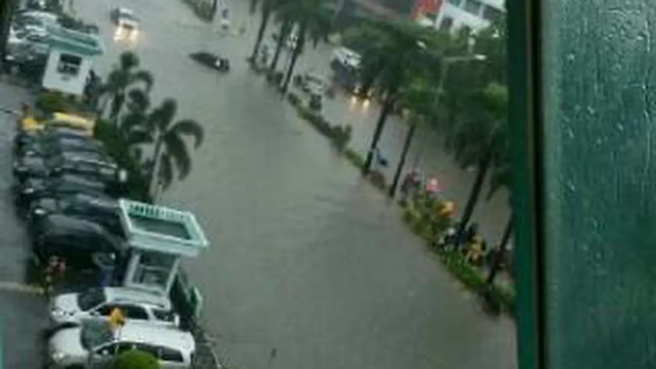 Potret Jantung Ibukota Lumpuh Dikepung Banjir
