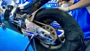 Baru dimulai lebih dari satu jam, pengawas balap terpaksa menghentikan sementara sesi tes dengan mengangkat Bendera Merah atau Red Flag. (@suzukimotogp)