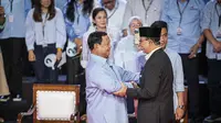 Capres nomor urut 1, Anies Baswedan menyalami capres nomor urut 2, Prabowo Subianto di arena debat Capres 2024 di Kantor KPU, Jakarta Pusat, Selasa (12/12/2023) malam. (Liputan6.com/Faizal Fanani)