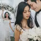 7 Potret Pernikahan Kedua Yeslin Wang, Pose Romantis di Pinggir Tebing (Sumber: Instagram/evelingown)