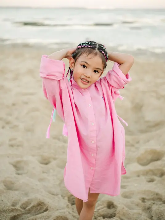 Anak berusia 6 tahun itu tampil ekspresif dengan tatanan rambut cornrows [@claireherbowo]