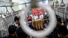 Suasana dalam diskusi peringatin hari anti korupsi di dalam KRL Jakarta-Bogor, Rabu (21/12). Diskusi tersebut bertemakan penyelamatan aset negara dari korupsi. (Liputan6.com/Faizal Fanani)