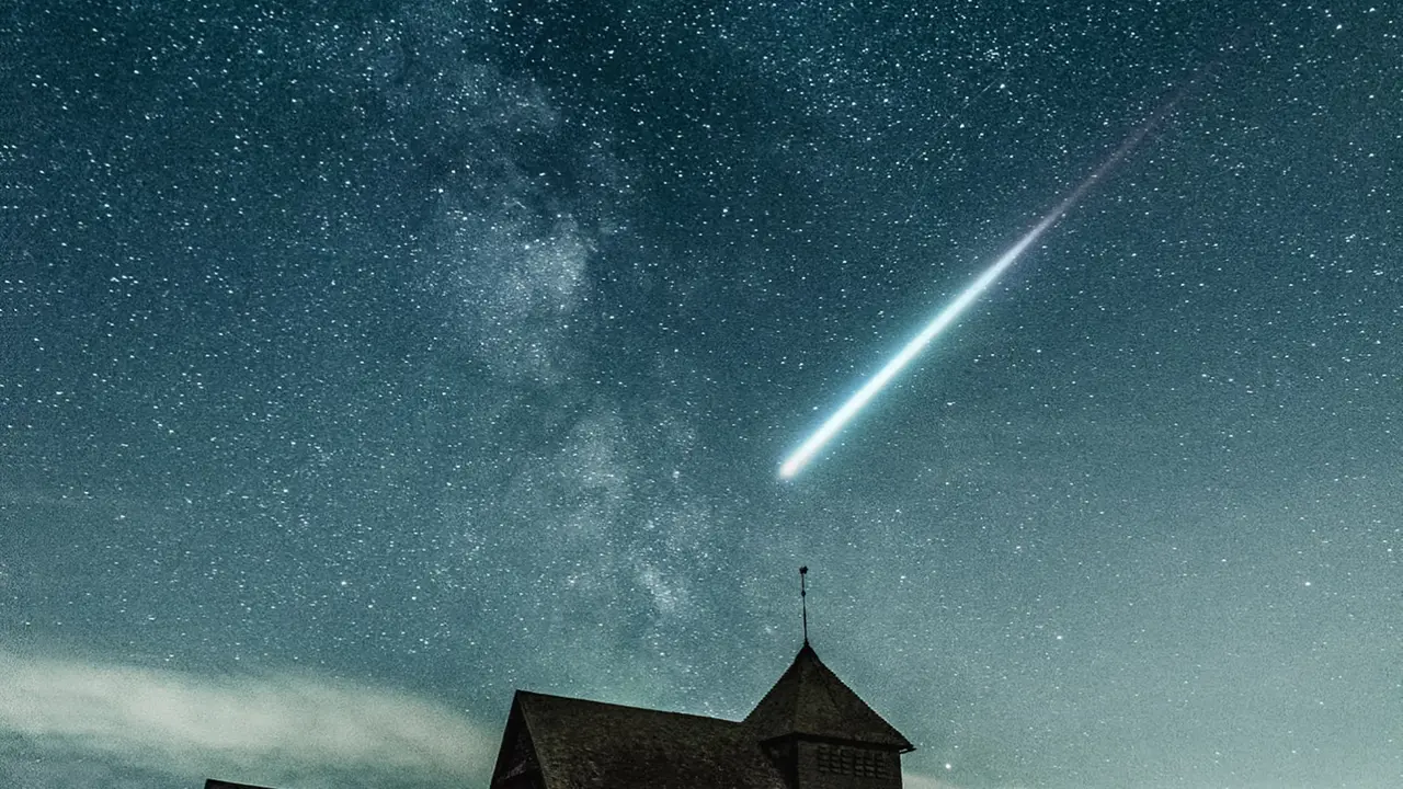 Kisah perempuan selamat dari meteor yang jatuh tepat di bantal sebelah ia tidur/dok. Unsplash alexander