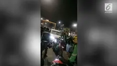 Sebuah mobil jadi bulan-bulanan amarah para ojek online. Menurut saksi, permasalahan dimulai karena cekcok keduanya.