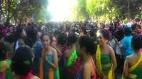Ribuan orang berpartisipasi dalam acara Solo Menari di Jalan Slamet Riyadi, Solo, Jawa Tengah, Minggu (29/4/2018). (Foto: Solopos/Ika Yuniati)