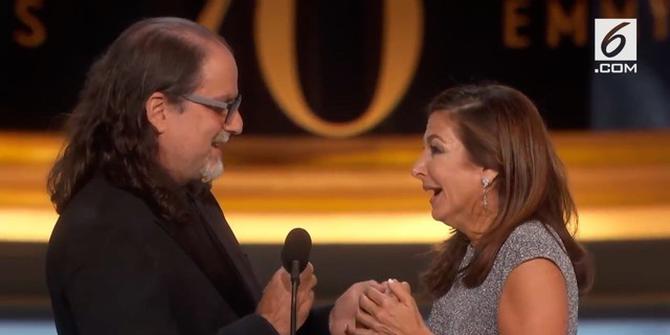 VIDEO: Sutradara Ini Lamar Kekasihnya di Emmy Awards 2018