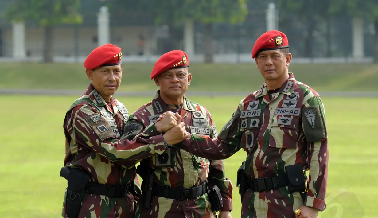 Danjen Kopassus, Mayjen TNI Doni Monardo (kanan) dan Mayjen TNI Agus Sutomo (kiri) bersama KSAD Jenderal Gatot Nurmantyo bersalam komnado usai upacara serah terima jabatan di Markas Kopassus, Cijantung, Jaktim, (24/10). (Liputan6.com/Helmi Fithriansyah)
