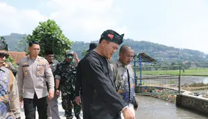 Bupati Bandung, Dadang Supriatna saat meresmikan pembangunan jalan di Desa Bumiwangi, Kabupaten Bandung. Dia mengeklaim, jalan itu dibangun untuk meningkatkan ketahanan pangan. (Dok. Pemkab Bandung)