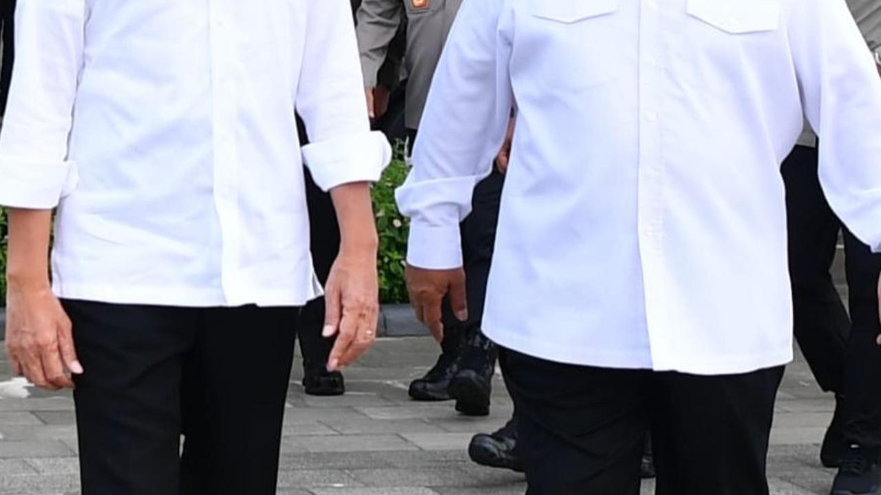 VIDEO: Prabowo Sampai Nengok Dengar Jokowi Bicara Inpres Jalan Daerah hingga Bantuan RI untuk Gaza