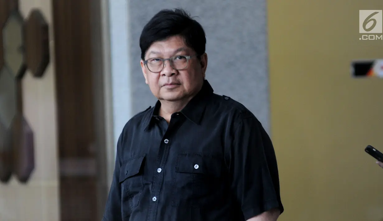 Mantan Menteri BUMN Laksamana Sukardi usai menjalani pemeriksaan penyidik di Gedung KPK, Jakarta, Rabu (10/7/2019). Sukardi diperiksa untuk tersangka Sjamsul Nursalim terkait dugaan korupsi penerbitan surat keterangan lunas (SKL) Bantuan Likuiditas Bank Indonesia. (merdeka.com/Dwi Narwoko)
