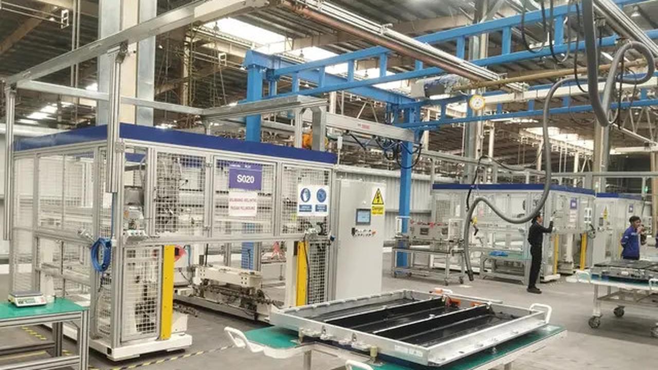 Mobil Listrik MG Pakai Baterai Hasil Produksi Pabrik UABS di Cikarang