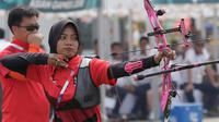 Pemanah putri Indonesia, Diananda Choirunisa saat bertanding melawan Zhang Xinyan asal China di nomor recurve women individual Asian Games 2018 di Jakarta, Selasa (28/8). Diananda menyabet medali perak. (AP Photo/Lee Jin-man)