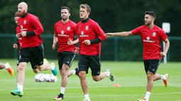 Timnas Wales, James Collins, Hal Robson-Kanu dan Neil Taylor berlatih sebelum melawan Moldova pada kualifikasi piala Dunia 2018 di  The Vale Resort, Hensol, Vale of Glamorgan, Wales (31/8/16) (Action Images via Reuters/Matthew Childs)