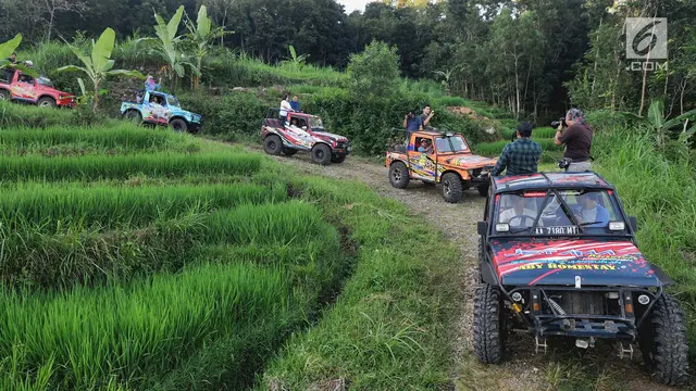 Serunya Menjelajahi Desa Wisata Kaki Langit Mangunan Dengan Mobil Jip