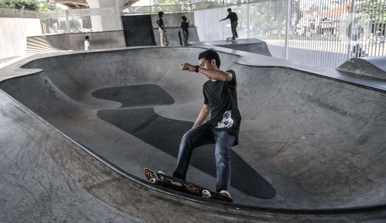 Muda-mudi bermain skateboard di Skate Park Kolong Flyover Pasar Rebo, Jakarta, Minggu (23/8/2020). Meski pandemi Covid-19 terus merebak di Ibu Kota, Skate Park Kolong Flyover Pasar Rebo tetap ramai didatangi untuk menyalurkan hobi. (Liputan6.com/Iqbal Nugroho)