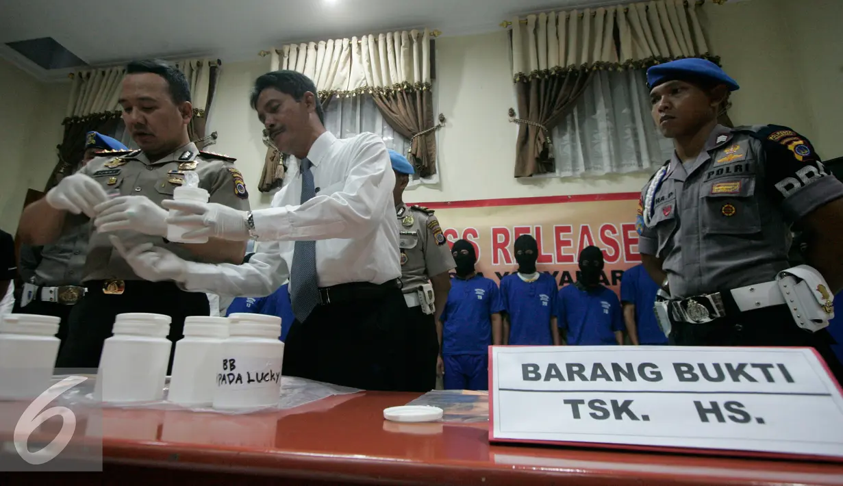 Kapolresta Yogyakarta Kombes Pol Tommy Wibisono (kiri) menunjukkan barang bukti butiran obat saat gelar perkara penyalahgunaan psikotropika  di Polresta Yogyakarta, Senin (26/9). (Liputan6.com/Boy Harjanto)