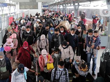 Sejumlah penumpang berjalan setibanya di Stasiun Pasar Senen, Jakarta, Rabu (11/5/2022). Kedatangan pemudik dari daerah lain tujuan Daop 1 Jakarta terpantau masih cukup tinggi seiring berakhirnya libur sekolah dan mulai masuk pada 12 Mei 2022. (Liputan6.com/Angga Yuniar)