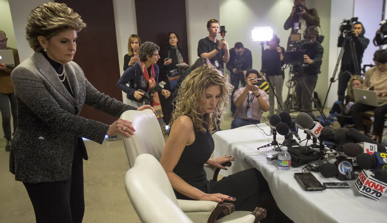 Korban pelecehan seksual Donald Trump, Summer Zervos bersama kuasa hukumnya, Gloria Allred bersiap konpers pengajuan gugatan di Los Angeles, AS (17/1). (AFP Photo/Valerie Macon)