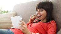 Ilustrasi santai di rumah sambil nonton streaming/Shutterstock.