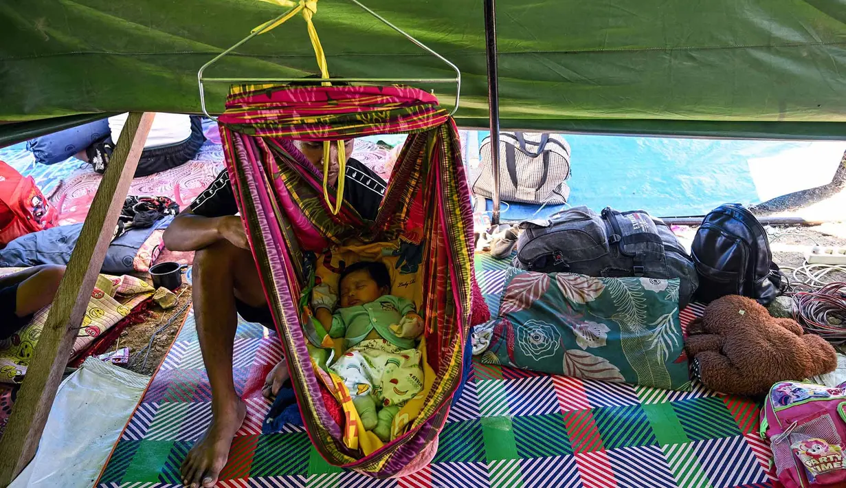 Seorang bayi berusia satu bulan tidur di dalam tenda di sebuah lapangan terbuka di Marapokot, Nagekeo, Nusa Tenggara Timur, Senin, 17 Agustus 2026, (AFP/ Juni Kriswanto)