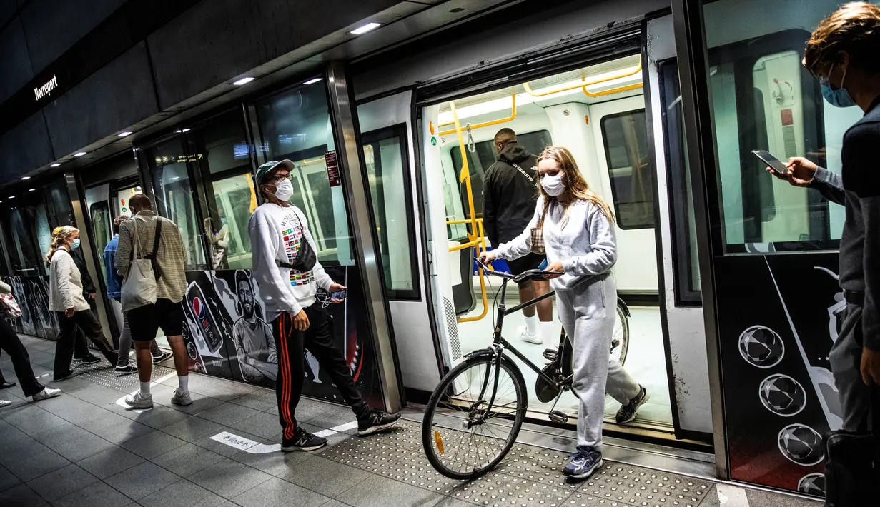Orang-orang memakai masker di stasiun metro di Kopenhagen pada Sabtu (22/8/2020) dini hari. Pemerintah Denmark telah mewajibkan pemakaian masker atau penutup wajah di transportasi umum untuk mencegah penyebaran Covid-19 mulai Sabtu (22/8) ini.  (Olafur STEINAR GESTSSON/Ritzau Scanpix/AFP)