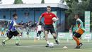 Pelatih FCBEscola, Aldric Miro, saat memberikan pelatihan MILO Football Clinic Day di Lapangan Simprug, Jakarta, Sabtu (16/12/2017). Sebanyak 500 anak mendapatkan pelatihan dasar teknik sepak bola dari pelatih berpengalaman. (Bola.com/M Iqbal Ichsan)