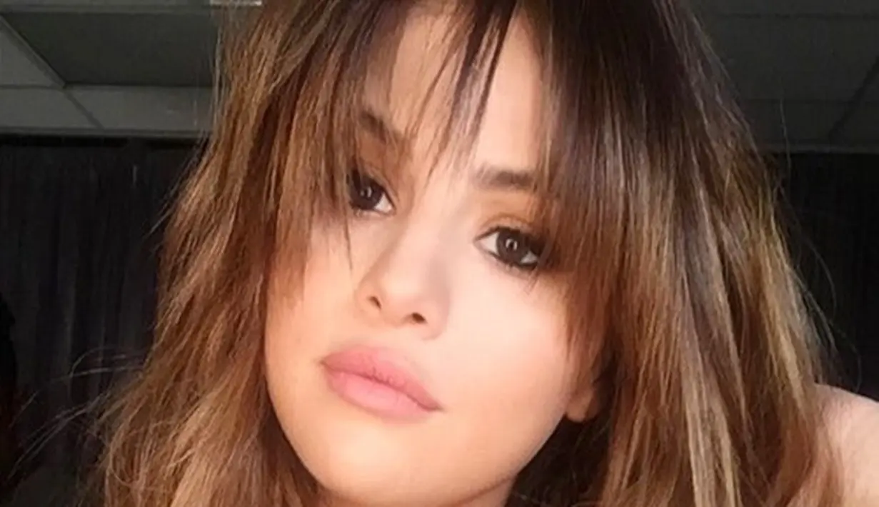 Selena Gomez baru saja mengganti model rambutnya. Kini, pelantun lagu Hands To My Self punya ciri khas baru yakni poni imut yang membingkai wajah manisnya. (Dailymail/Bintang.com)