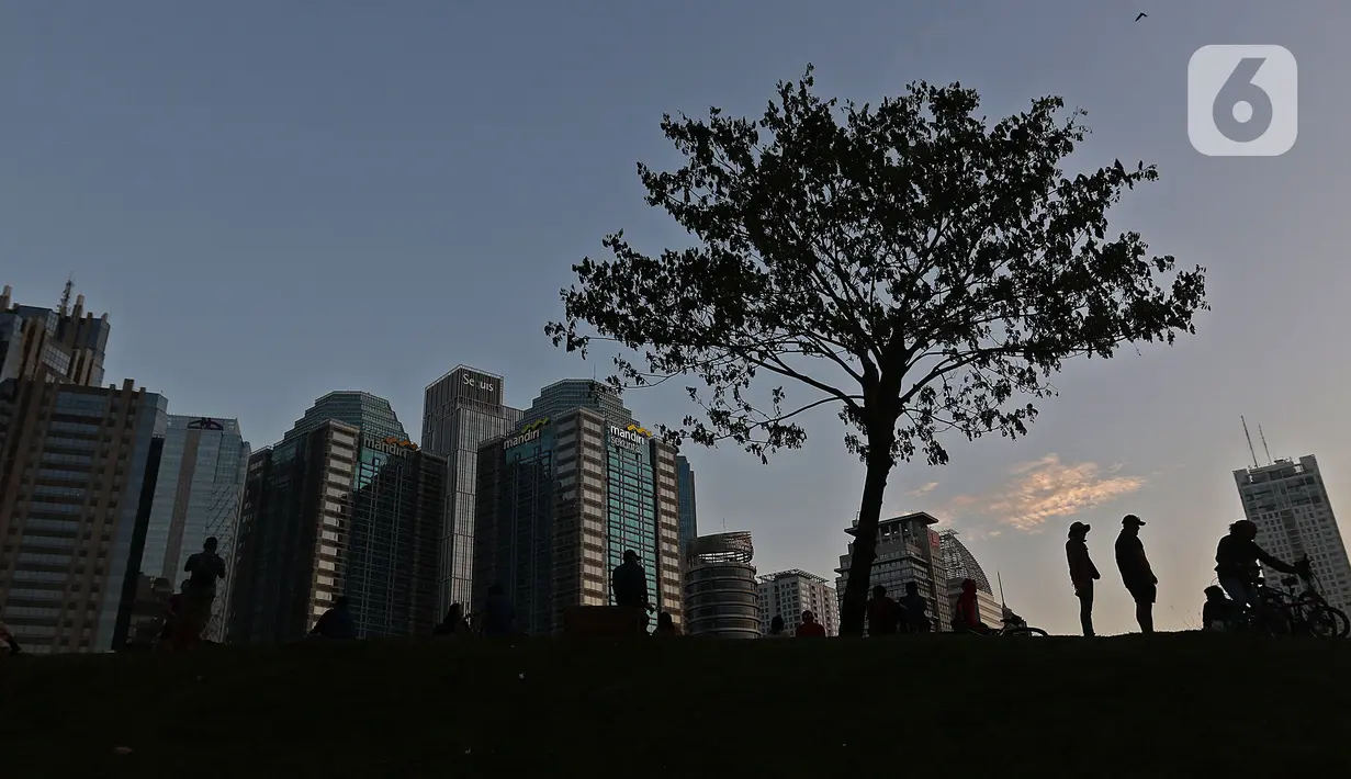 Warga mengunjungi area hutan kota di Komplek Gelora Bung Karno, Senayan, Jakarta, Sabtu (22/08/2020). Pengunjung memanfaatkan pemandangan dan suasana Hutan Kota GBK untuk menghabiskan libur akhir pekan di tengah pandemi Covid-19. (Liputan6.com/Herman Zakharia)