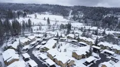 Lembah Glenbrook dan Peternakan Loma Rica tetap tertutup salju setebal sekitar satu kaki di Grass Valley, California, Selasa (28/12/2021). Salju, es, dan dingin yang tidak sesuai musim di Pacific Northwest dan Sierra Nevada terus mengganggu lalu lintas. (Elias Funez/The Union via AP)