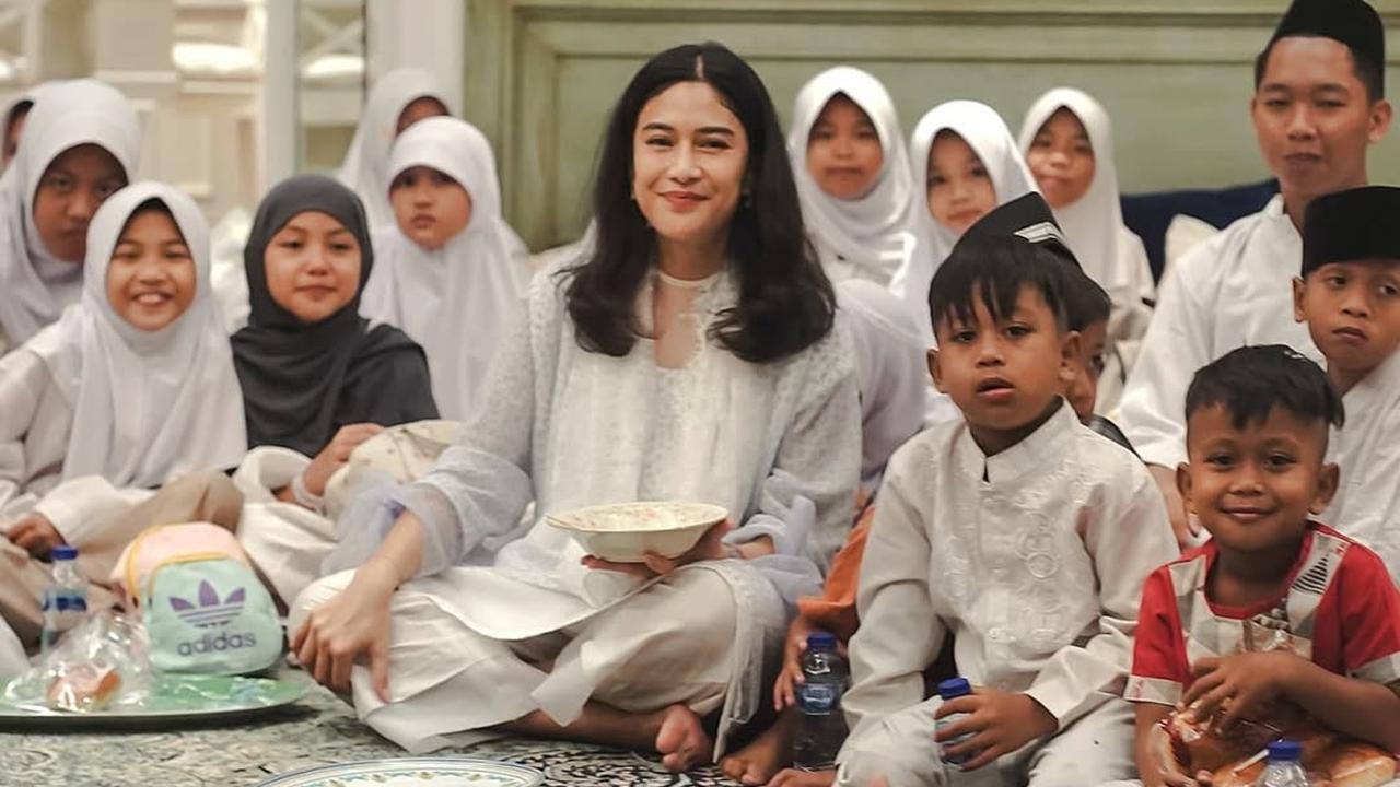 Potret Cantik Dian Sastro Rayakan Ulang Tahun Bersama Anak Yatim Piatu, Makin Spesial Berkat Bertepatan dengan Malam Nuzulul Quran