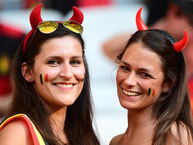 Fans cantik Belgia mengenakan atribut unik saat mendukung timnya melawan Swedia pada laga grup E Euro Cup 2016 di Stadion Allianz Riviera, Nice, Kamis (23/6/2016) dini hari WIB. (AFP/Emmanuell Dunand)