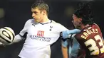 Gelandang Tottenham Hotspur, David Bentley berduel dengan gelandang Burnley, Chris Eagles dalam pertandingan semifinal Piala Carling di Turf Moor, Burnley, pada 21 Januari 2009. AFP PHOTO/ANDREW YATES