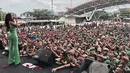 Penyanyi dangdut baru saja tampil di Makassar. Foto yang diunggah dengan keterangan "SOLIDITAS TNI-POLRI & MASYARAKAT Dalam Rangka Menjaga Kedaulatan & Kedamaian," itu tak luput dari serangan haters. (Instagram/cita_citata)