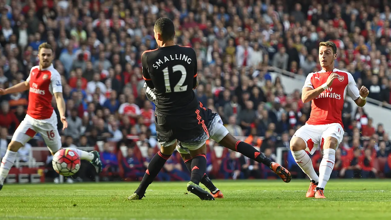 Bintang Arsenal, Mesut Ozil dalam laga vs MU (Liputan6)