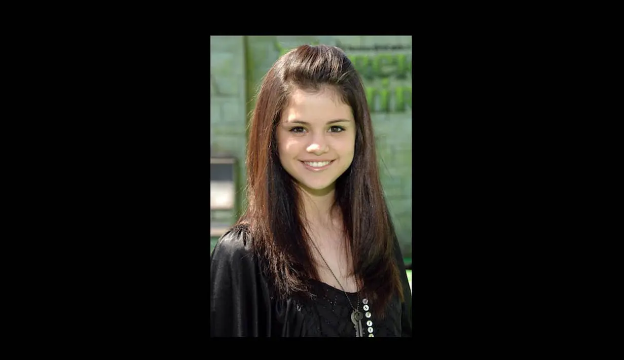 Selena Gomez pertama kali dikenal karena bermain dalam Disney’s Wizards of Waverly Place. (j-14.com)