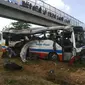 Bus bernomor polisi AD 1543 CF menabrak pembatas dengan kecepatan tinggi di Tol Palimanan-Kanci (Palikanci). 11 orang meninggal akibat kecelakaan ini. (Liputan6.com/Silvanus Alvin)