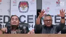 Ketua KPU RI, Arief Budiman (kanan) bersama Komisioner Bawaslu, Muhammad Afifudin saat menyampaikan hasil Laporan Penerimaan Sumbangan Dana Kampanye (LPSDK) Partai Politik peserta Pemilu 2019 di Jakarta, Rabu (2/1). (Liputan6.com/Helmi Fithriansyah)