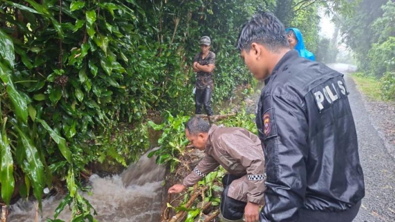 Polres Rejang Lebong Bantu Pencarian Anak Hanyut di Drainase