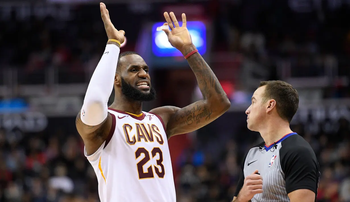 Reaksi pebasket Cleveland Cavaliers, LeBron James setelah melakukan pelanggaran saat melawan Washington Wizards pada lanjutan NBA di Verizon Center, Minggu (17/12). Aksi James mengenakan sepatu hitam putih di pertandingan menjadi sorotan. (AP/Nick Wass)