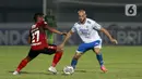 Pemain Persib Bandung Mohammed Bassim Rashid (kanan) berusaha menghadang pemain Bali Unted Eber Bessa pada laga BRI Liga 1 di Stadion Indomilk Arena, Tangerang, Sabtu (18/9/2021). Persib Bandung ditahan imbang 10 pemain Bali United dengan skor 2-2. (Bola.com/M. Iqbal Ichsan)