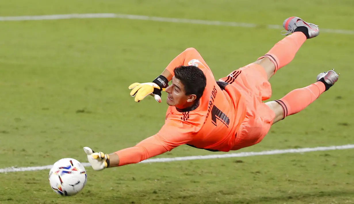 Penjaga gawang Real Madrid Thibaut Courtois melakukan penyelamatan bola saat menghadapi Real Betis pada pertandingan La Liga di Stadion Benito Villamarin, Seville, Spanyol, Sabtu (26/9/2020). Real Madrid mengalahkan Real Betis 3-2. (AP Photo/Angel Fernandez)
