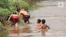 Imbauan kepada orangtua agar anak-anak mereka tidak bermain di sungai dikarenakan curah hujan di Jakarta dan sekitarnya mulai tinggi.  (merdeka.com/Imam Buhori)
