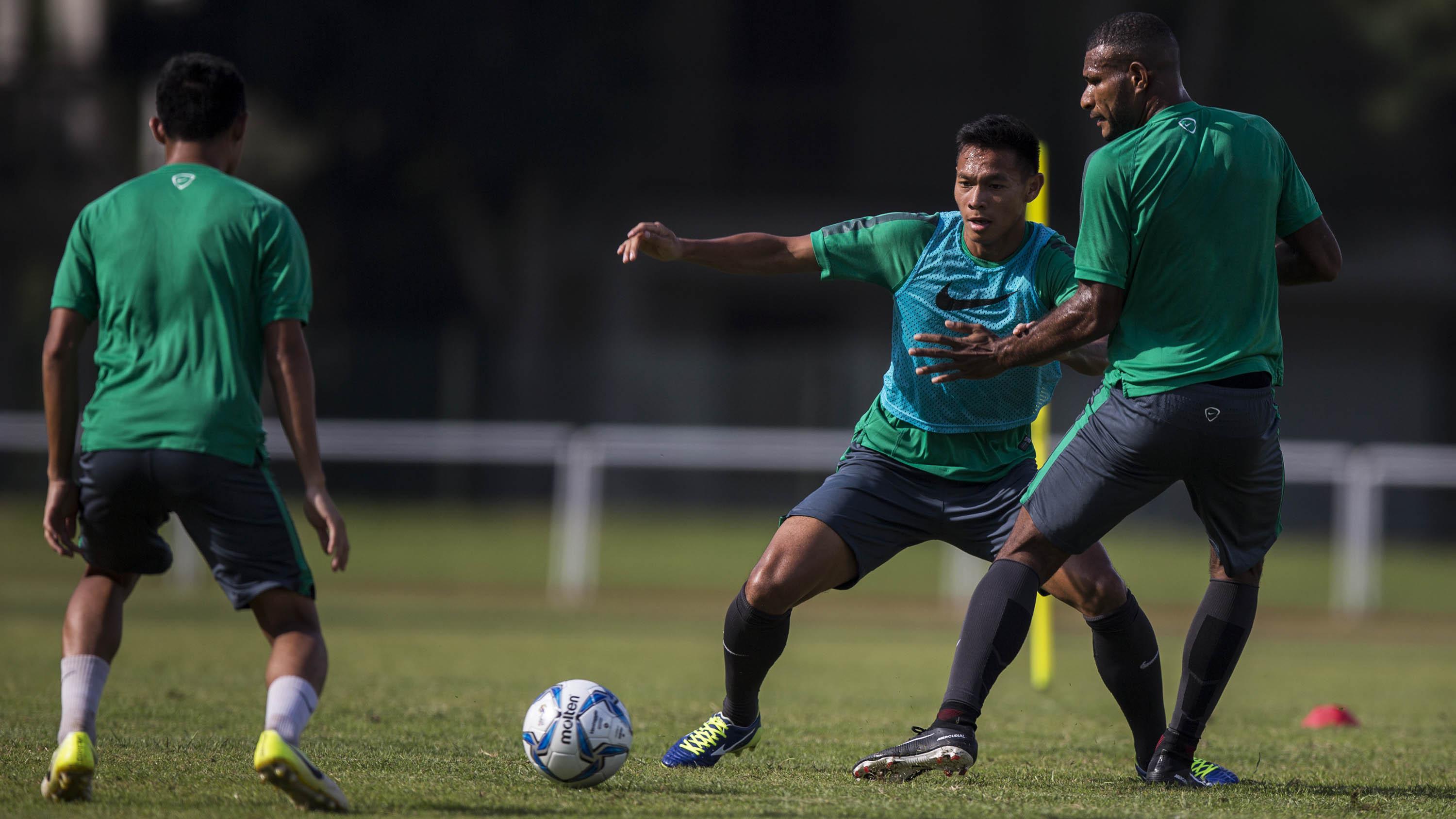Pemain Timnas Indonesia U-22, Andy Setyo, menjaga Marinus Wanewar saat latihan di Stadion UKM, Selangor, Senin (14/8/2017). Ini merupakan latihan terakhir jelang laga SEA Games melawan Thailand. (Bola.com/Vitalis Yogi Trisna)