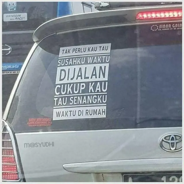 Tulisan nyeleneh di bodi mobil (ist)