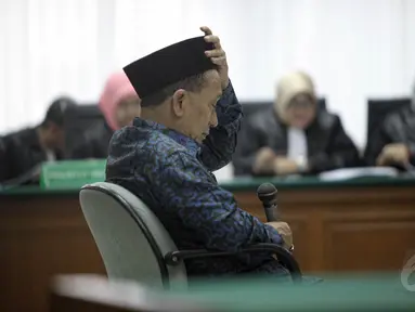 Tersangka kasus korupsi migas, Fuad Amin Imron kembali menjalani sidang lanjutan kasus dugaan suap pasokan gas alam untuk pembangkit listrik di Gresik dan Bangkalan di Pengadilan Tipikor, Jakarta, Kamis (22/5/2015). (Liputan6.com/Yoppy Renato)