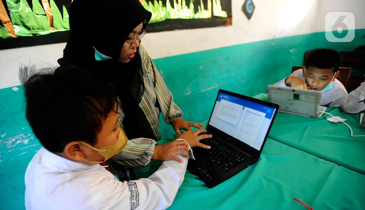 Siswa SDN Pondok Petir 01 mendapat pendampingan saat mengikuti Asesmen Nasional Berbasis Komputer (ANBK) di Depok, Jawa Barat, Selasa (4/10/2022). Diharapkan siswa dapat melaksanakan tugasnya terkait ANBK sehingga pada pelaksanaannya tidak terjadi kendala (merdeka.com/Arie Basuki)